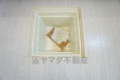 床下収納。生活スペースを減らさず、キッチン用品や非常食など様々なものを収納できます。