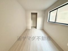 大容量のウォークインクローゼット付き。季節ごとのお洋服全てを収納できるので、衣替えも楽になりますね＾＾