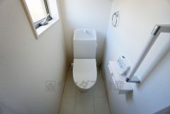 ウォシュレット付きトイレです。1階2階の2ヶ所にトイレがあるので、忙しい朝にもゆとりができますね＾＾