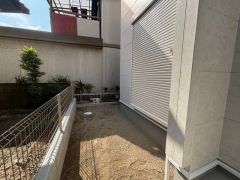 庭。庭に面した窓はシャッター付きです。