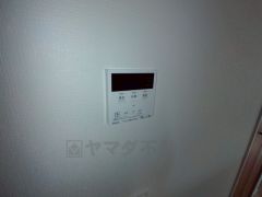 キッチン横からお湯張り、追い炊き、足し湯がボタン一つで楽々操作できる給湯機リモコンです＾＾忙しい夕飯の準備の時間帯に重宝しますね。