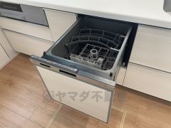 炊事時間を大幅に短縮できる食器洗浄乾燥機付きです＾＾冬場の洗い物による手荒れの悩みも軽減されますね。