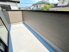 陽当たりの良いバルコニーです。お洗濯やお布団干しはもちろん、日光浴スペースにも。足元は防水工事施工済です。