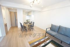 家族が集まる開放的なリビング。