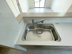 大きなお鍋も楽々洗える幅の広いシンクです＾＾ステンレスシンクなので簡単にお掃除できますよ。洗剤やスポンジもすっきりできる収納付き。