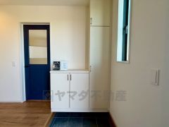 採光も考えられた明るい玄関です。 玄関扉から光の差し込む明るい玄関です。 たっぷり収納できるシューズボックス付きなので、家族全員の靴がきれいに整頓できます＾＾