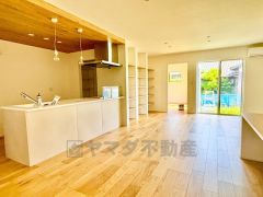 大きな掃き出し窓のあるリビングは、陽光あふれる明るい空間です。ゆったりと寛げる憩いの場となりそうです。