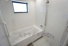 1日の疲れを癒すくつろぎのバスルーム。足を伸ばしてもゆったりと入れるサイズです。お子様と一緒にお風呂に入っても狭くないですね＾＾ 