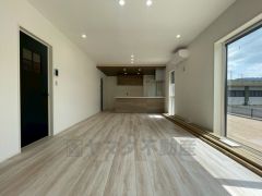 断熱性能の窓ガラスを採用。省エネ、光熱費カットにも貢献します。夏は涼しく、冬は暖かく快適に過ごせますよ＾＾