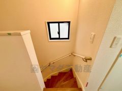 手すり付き階段。