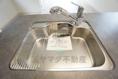 キッチンシンクは洗剤やスポンジを収納出来るラック付き。広さも確保しているので、大きなお鍋も洗いやすいですね。