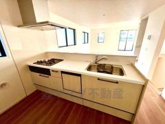 収納も、作業スペースも広々と設けられた使いやすいシステムキッチンです＾＾カウンターキッチンなので、ご家族と会話をしながら楽しくお料理ができます＾＾