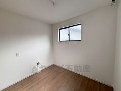 家具を選ばないナチュラルなフローリングとシンプルなクロスです＾＾