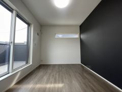 木目調のシンプルデザインで落ち着きと安らぎの空間に仕上げています。各部屋に収納が完備されているので、お荷物が増えても安心の設計です。
