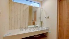 ホテルライクなデザインのオープンサニタリー＾＾カウンター下には収納棚もあり、実用性とデザイン性を兼ね備えたこだわりの空間です＾＾ 