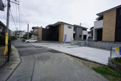 前面道路西側4ｍに面しています。