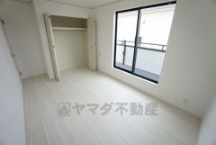 バルコニーに面した洋室です。大きな窓からやわらかな陽が差し込む明るいお部屋です。寝室としてもおすすめです。