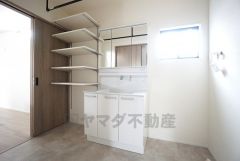 三面鏡にハンドシャワー付きで使いやすい洗面台です＾＾鏡裏と洗面ボウル下に収納付きの洗面台なので、整理整頓ができスッキリと使えます＾＾