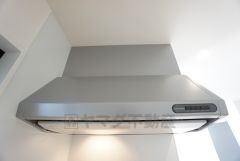 スタイリッシュなレンジフード＾＾調理中に出る湯気や油分などを効率よく外に逃がしてくれます。
