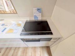 お手入れのしやすいIHクッキングヒーターです。3口コンロなので、効率よくお料理が楽しめます。毎日のお料理も楽しくなりますね＾＾