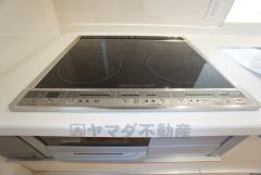 お手入れのしやすいIHクッキングヒーター。表面が平らな形状なのでお掃除も楽々。調理後に気になる箇所を布巾で拭くように心がけるだけで、手間をかけずにキッチンをきれいな状態に保てますね。