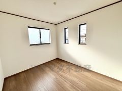 暖かい日差しが差し込む洋室。たっぷり収納できるクローゼット付きでお部屋の中をすっきりと快適に保てます。