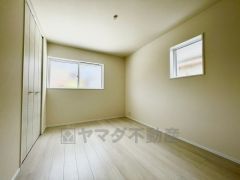 日当たりがよく、寝室としての利用もおすすめです＾＾家具を選ばないナチュラルなフローリングとシンプルなクロスです＾