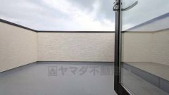 オーシャンビューで陽当たりの良いバルコニーです。お洗濯やお布団干しはもちろん、日光浴スペースにも。足元は防水工事施工済です。