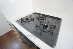 3種類の料理が同時に調理できる、3口ガスコンロ。忙しい夕食の支度時間が短縮できて効率よくお料理が楽しめます。