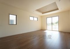 キッチンに向き合う形で大きな窓があります。たくさんの光や風を取り込むことができ快適な生活が過ごせそうです。