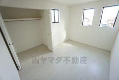 6帖。2面採光を確保した明るい室内は、風通しも良く、大変居心地の良い空間となっております。日当たりがよく、子供部屋としての利用もおすすめ。