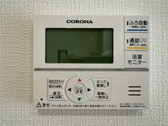 お湯張り、追い炊き、足し湯がボタン一つで楽々操作できる非常に便利な給湯機リモコンです。追い炊きがついていると寒い冬は水道代の節約にもなるので助かりますね