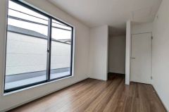 主寝室としてお使いいただけそうなこちらのお部屋は、日当たりが良く、爽やかな風を感じて起きる朝は、快適生活の始まりに。