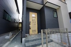 家の顔となる玄関扉がかっこいいと、たくさんの人を招き入れたくなりますね＾＾奥まって設置されており、雨にも濡れにくくなっています。