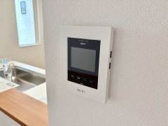 今や必需品となっておりますTVモニター付きインターホンです。録画・再生器のもついており防犯性もばっちりです。キッチン横にありワンタッチで外の方とお話ができますので便利です。