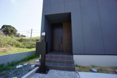 玄関には屋根があるので雨の日も安心してカバンの中から鍵が探せますね＾＾