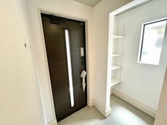 たっぷり収納できるシューズボックス付きなので、家族全員の靴がきれいに整頓できます。