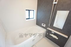 1日の疲れを癒すくつろぎのバスルーム。足を伸ばしてもゆったりと入れるサイズです。お子様と一緒にお風呂に入っても狭くないですね＾＾