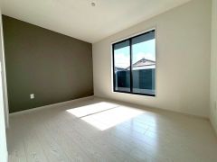 落ち着いたアクセントクロスが印象的な主寝室。バルコニーに面した大きな窓から陽光が差し込み、心地よくくつろげるプライベート空間です。