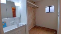 洗面室には室内物干し付き＾＾雨の日や花粉の季節の洗濯も安心です＾＾洗濯機から取り出してすぐに干せるのも嬉しいですね＾＾