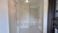 玄関扉から光の差し込む明るい玄関です。 たっぷり収納できるシューズボックス付きなので、家族全員の靴がきれいに整頓できます。