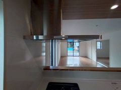 スタイリッシュなレンジフード＾＾調理中に出る湯気や油分などを効率よく外に逃がしてくれます。