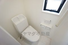ウォシュレット付きトイレです。1階2階の2ヶ所にトイレがあるので、忙しい朝にもゆとりができますね＾＾