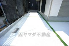 駐車スペース2台分。（車種による）自転車やバイク置場としても重宝します。