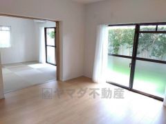 リビング隣には、ホッとできる和室を用意。お子様のお昼寝スペースや書斎としても活躍してくれそうです＾＾