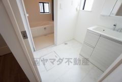 洗面台、洗濯機置き場、バスルームが連なっている、生活導線の考えられた作りになっています。