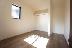 暖かい日差しが差し込む洋室。たっぷり収納できるオープンクローゼット付きでお部屋の中をすっきりと快適に保てます。