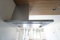 スタイリッシュなレンジフード＾＾調理中に出る湯気や油分などを効率よく外に逃がしてくれます。