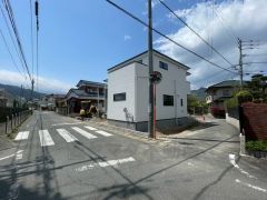 前面道路：南東側約6.3～6.8ｍ公道。北東側約2.5～3.0ｍ公道。北西側約4.4～6.5ｍ公道。