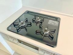3種類の料理が同時に調理できる、3口ガスコンロ。忙しい朝食やお弁当作りも効率良くお料理できますね＾＾